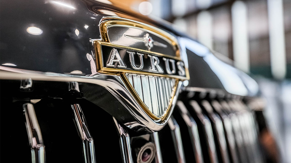 Логотип Aurus на автомобиле