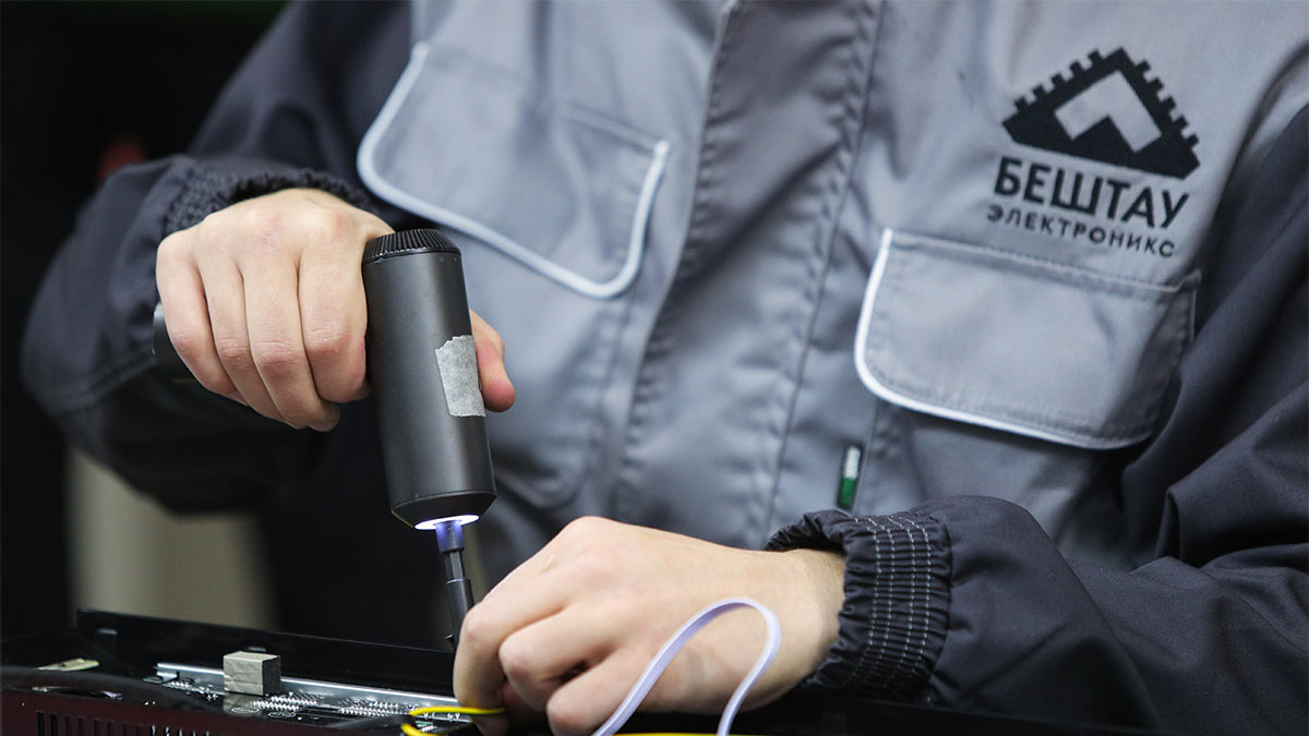 Работник завода "Бештау электроникс"