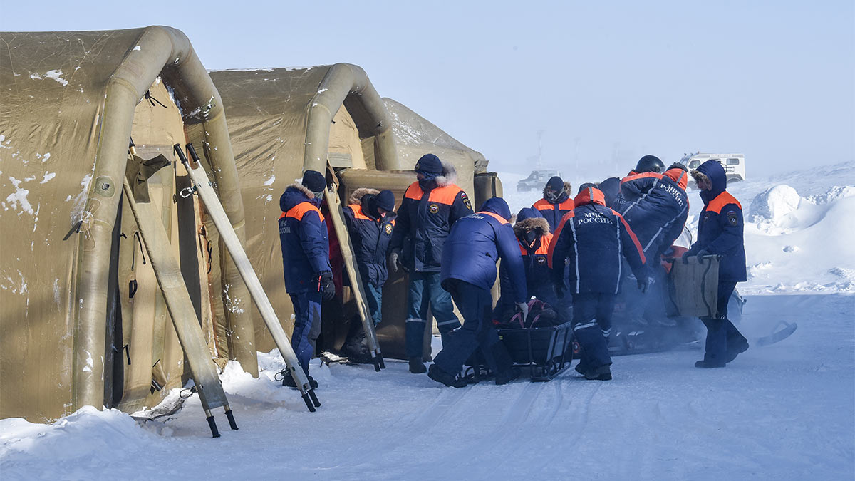 Сотрудники МЧС России во время учений "Безопасная Арктика"