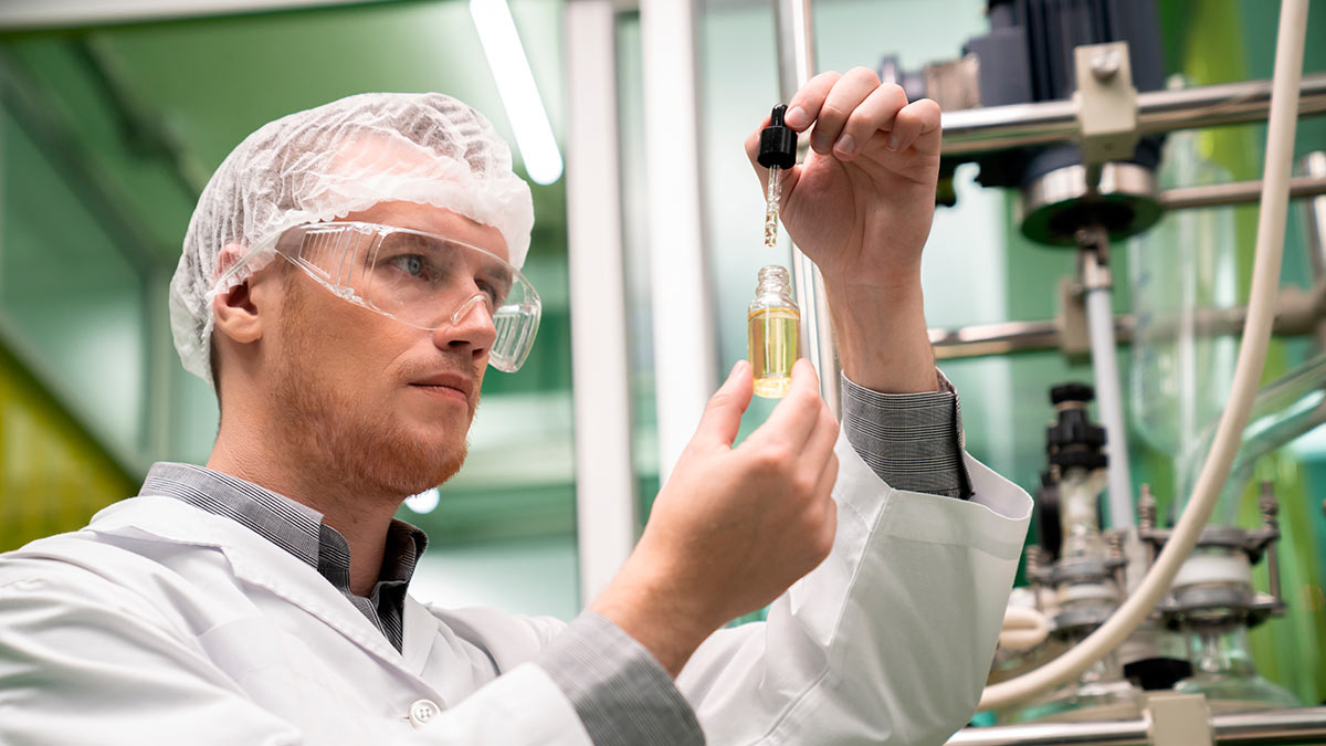 Мужчина в лаборатории