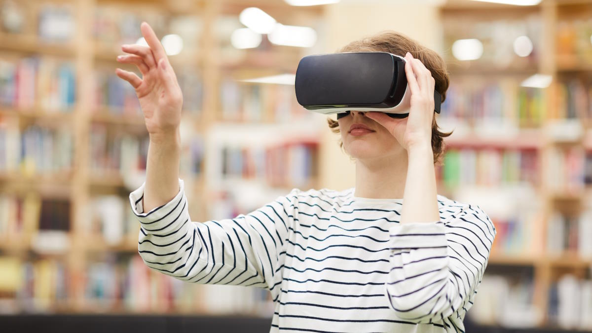 Студентка в VR-гарнитуре